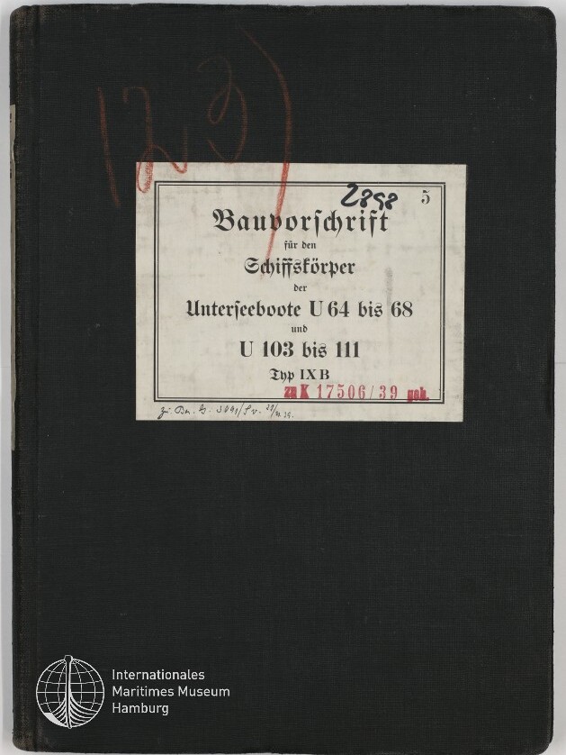 Schwarz gebundenes Handbuch mit mittig aufgeklebt weißem Etikett in Frakturschrift: Bauvorschrift für den Schiffskörper der Unterseeboote U 64 bis 68 und U 103 bis 111 (Typ IX B), versehen mit roten Stempeln und handschriftlichen Markierungen; unten links Logo des Internationalen Maritimen Museums Hamburg.