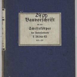 Dunkelblauer Buchumschlag mit mittig angebrachtem weißem Etikett in Frakturschrift: „Bauvorschrift für den Schiffskörper der Unterseeboote U56 bis 63 S I–IV“, über dem Etikett eine handschriftliche Zahl und links unten das Logo des Internationalen Maritimen Museums Hamburg.