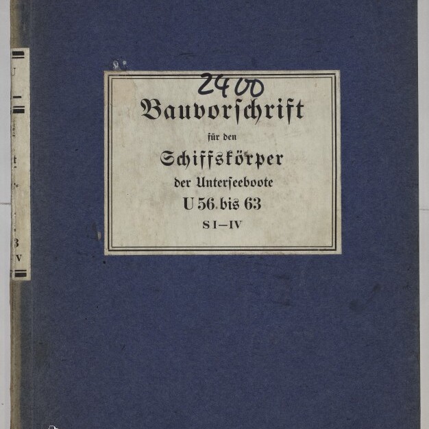 Dunkelblauer Buchumschlag mit mittig angebrachtem weißem Etikett in Frakturschrift: „Bauvorschrift für den Schiffskörper der Unterseeboote U56 bis 63 S I–IV“, über dem Etikett eine handschriftliche Zahl und links unten das Logo des Internationalen Maritimen Museums Hamburg.