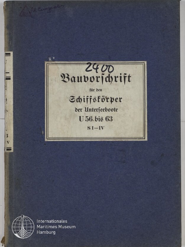 Dunkelblauer Buchumschlag mit mittig angebrachtem weißem Etikett in Frakturschrift: „Bauvorschrift für den Schiffskörper der Unterseeboote U56 bis 63 S I–IV“, über dem Etikett eine handschriftliche Zahl und links unten das Logo des Internationalen Maritimen Museums Hamburg.