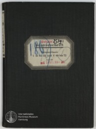 Schwarzer Leineneinband eines Buches mit mittig aufgeklebtem etikettenförmigen Schild, darauf gedruckt und gestempelt die Aufschrift Geheim! Bauvorschrift Unterseeboote U 45 bis 55 und U 69 bis 72 sowie blaue Handschrift‑Nummern und rote Stempel; unten links das Logo des Internationalen Maritimen Museums Hamburg.