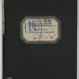 Schwarzer Leineneinband eines Buches mit mittig aufgeklebtem etikettenförmigen Schild, darauf gedruckt und gestempelt die Aufschrift Geheim! Bauvorschrift Unterseeboote U 45 bis 55 und U 69 bis 72 sowie blaue Handschrift‑Nummern und rote Stempel; unten links das Logo des Internationalen Maritimen Museums Hamburg.