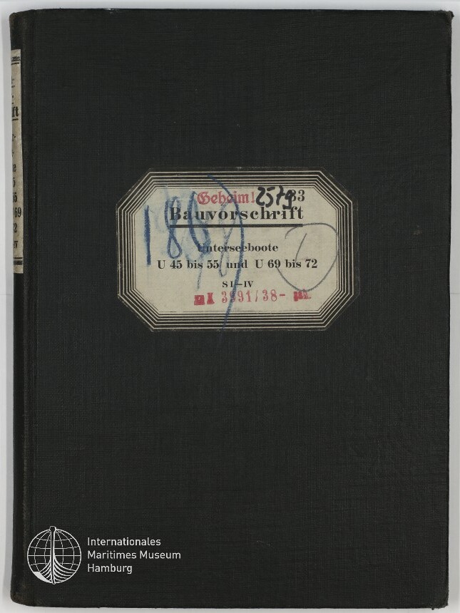 Schwarzer Leineneinband eines Buches mit mittig aufgeklebtem etikettenförmigen Schild, darauf gedruckt und gestempelt die Aufschrift Geheim! Bauvorschrift Unterseeboote U 45 bis 55 und U 69 bis 72 sowie blaue Handschrift‑Nummern und rote Stempel; unten links das Logo des Internationalen Maritimen Museums Hamburg.