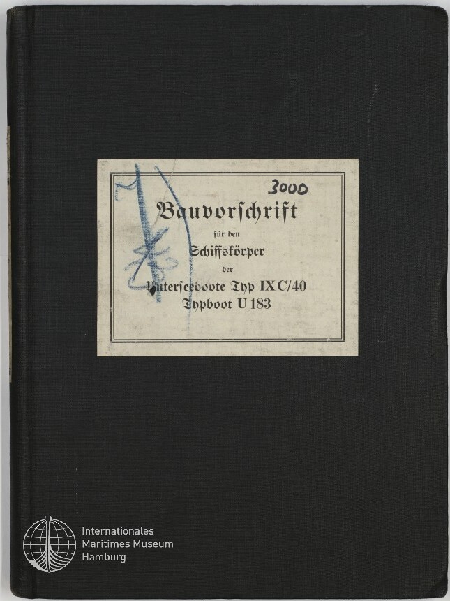 Schwarzes Leinenbuch mit mittig aufgeklebtem, vergilbtem weißen Etikett, auf dem in Frakturschrift der Titel 'Bauvorschrift ... Unterseeboote Typ IX C/40 U-Boot U 183' steht, dazu eine blaue Handschriftmarkierung und die Zahl '3000'; unten links das Logo und der Schriftzug des Internationalen Maritimen Museums Hamburg.