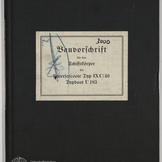 Schwarzes Leinenbuch mit mittig aufgeklebtem, vergilbtem weißen Etikett, auf dem in Frakturschrift der Titel 'Bauvorschrift ... Unterseeboote Typ IX C/40 U-Boot U 183' steht, dazu eine blaue Handschriftmarkierung und die Zahl '3000'; unten links das Logo und der Schriftzug des Internationalen Maritimen Museums Hamburg.