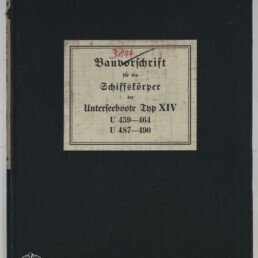 Schwarzes Leinenbuch mit mittig aufgeklebtetem, leicht vergilbtem Etikett in Frakturschrift mit der Aufschrift 'Bauvorschrift für den Schiffskörper der Unterseeboote Typ XIV U 459–464 U 487–490', einer handschriftlichen roten Nummer oben und dem Logo des Internationalen Maritimen Museums Hamburg unten links.