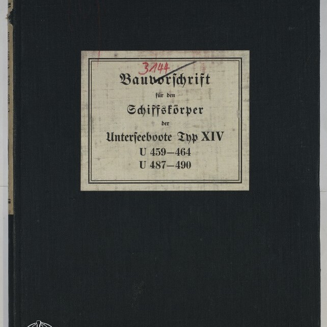 Schwarzes Leinenbuch mit mittig aufgeklebtetem, leicht vergilbtem Etikett in Frakturschrift mit der Aufschrift 'Bauvorschrift für den Schiffskörper der Unterseeboote Typ XIV U 459–464 U 487–490', einer handschriftlichen roten Nummer oben und dem Logo des Internationalen Maritimen Museums Hamburg unten links.
