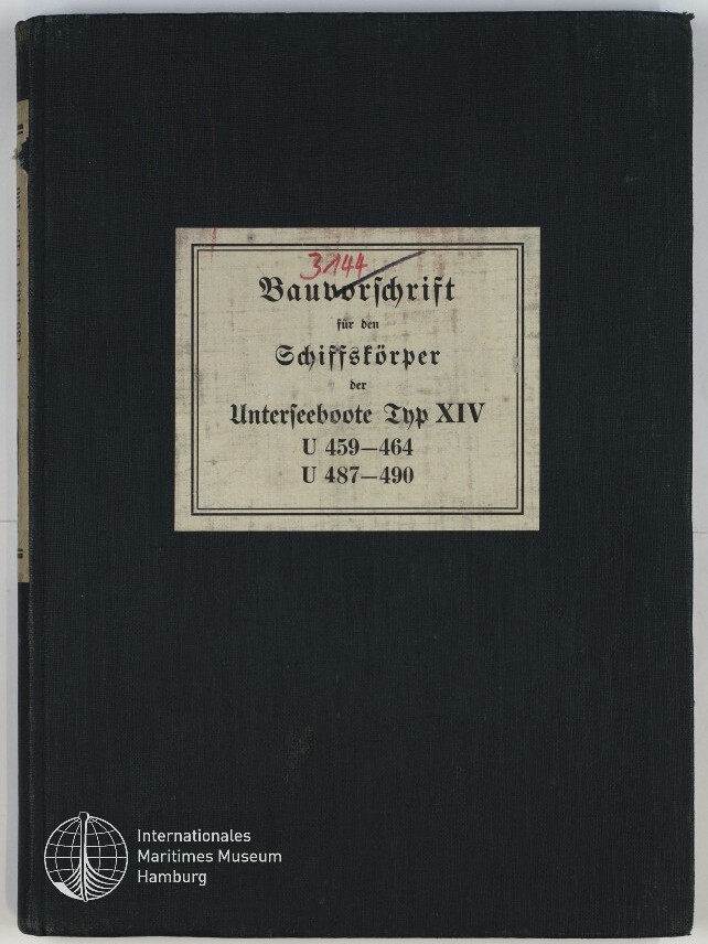 Schwarzes Leinenbuch mit mittig aufgeklebtetem, leicht vergilbtem Etikett in Frakturschrift mit der Aufschrift 'Bauvorschrift für den Schiffskörper der Unterseeboote Typ XIV U 459–464 U 487–490', einer handschriftlichen roten Nummer oben und dem Logo des Internationalen Maritimen Museums Hamburg unten links.