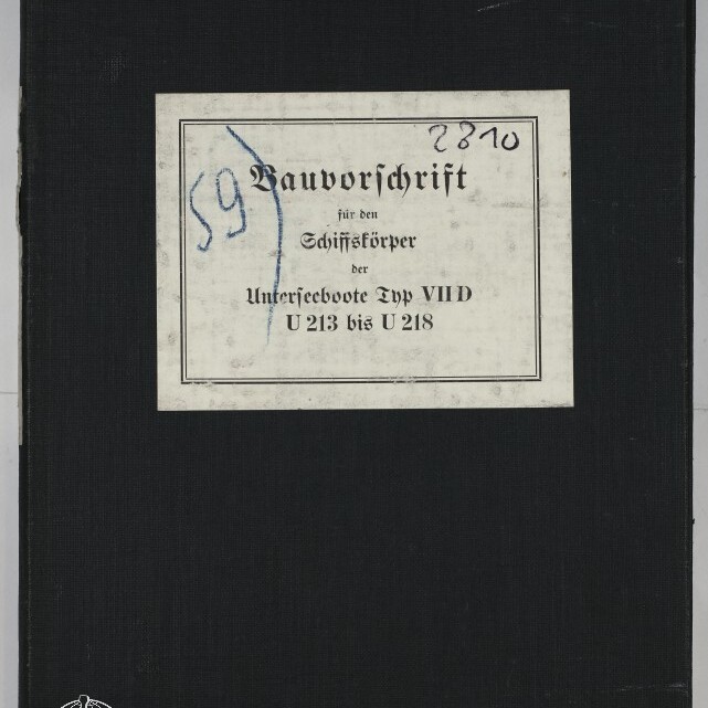 Schwarzer Leineneinband eines Buches mit einem weißen Etikett in Frakturschrift Bauvorschrift für den Schiffskörper der Unterseeboote Typ VIID U 213 bis U 218, handschriftliche Nummern in Blau und Schwarz sowie Museumslogo unten links