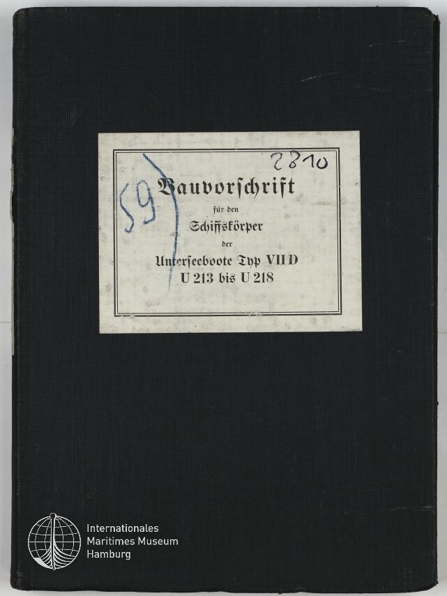 Schwarzer Leineneinband eines Buches mit einem weißen Etikett in Frakturschrift Bauvorschrift für den Schiffskörper der Unterseeboote Typ VIID U 213 bis U 218, handschriftliche Nummern in Blau und Schwarz sowie Museumslogo unten links