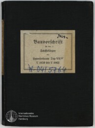 Schwarzer Leineneinband eines Hefts mit mittig aufgeklebtrem beigem Etikett in Frakturschrift: „Bauvorschrift für den Schiffskörper der Unterseeboote Typ VII F U 1059 bis U 1062“, mit handschriftlichen Nummern in Blau und Schwarz sowie dem weißen Logo und Schriftzug des Internationalen Maritimen Museums Hamburg unten links.