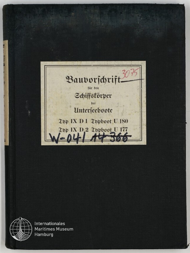 Schwarzer Buchumschlag mit mittig aufgeklebtetem weißen Etikett in Frakturschrift 'Bauvorschrift für den Schiffskörper der Unterseeboote', darauf Typenangaben, oben rechts rot handschriftlich die Zahl 3075 und darunter durchgestrichene schwarze Markierungen; unten links das Logo des Internationalen Maritimen Museums Hamburg.
