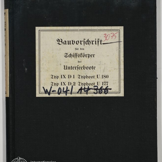Schwarzer Buchumschlag mit mittig aufgeklebtetem weißen Etikett in Frakturschrift 'Bauvorschrift für den Schiffskörper der Unterseeboote', darauf Typenangaben, oben rechts rot handschriftlich die Zahl 3075 und darunter durchgestrichene schwarze Markierungen; unten links das Logo des Internationalen Maritimen Museums Hamburg.