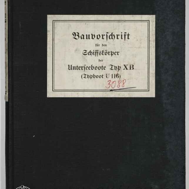 Schwarzes Leinenbuch mit weißem Etikett in Frakturschrift: 'Bauvorschrift für den Schiffskörper der Unterseeboote Typ XB (Typboot U 116)' und roter handschriftlicher Nummer '3088', unten links Logo des Internationalen Maritimen Museums Hamburg.