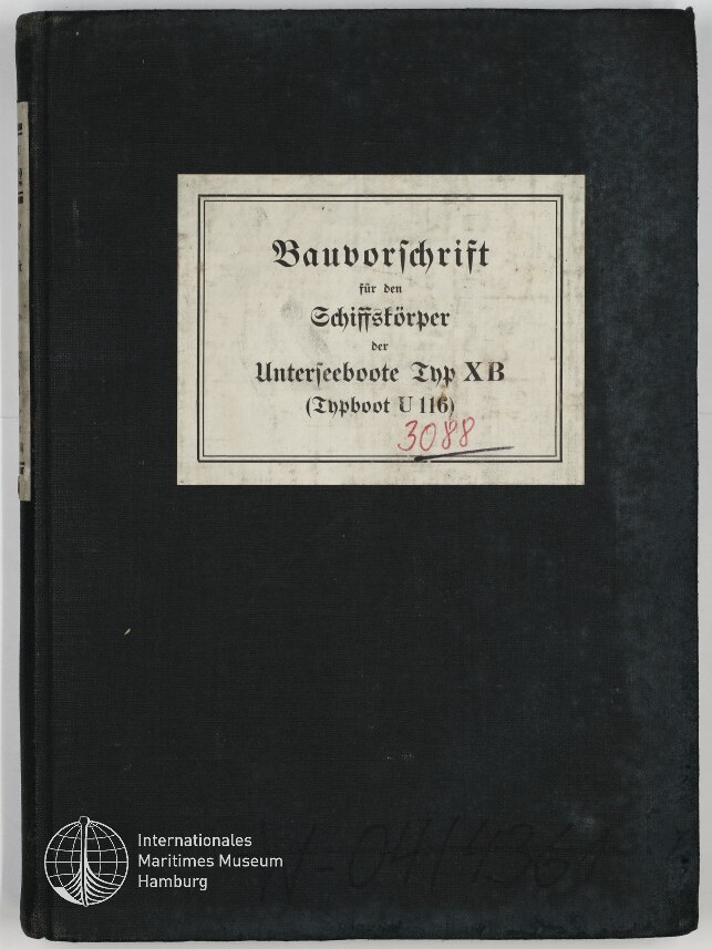 Schwarzes Leinenbuch mit weißem Etikett in Frakturschrift: 'Bauvorschrift für den Schiffskörper der Unterseeboote Typ XB (Typboot U 116)' und roter handschriftlicher Nummer '3088', unten links Logo des Internationalen Maritimen Museums Hamburg.