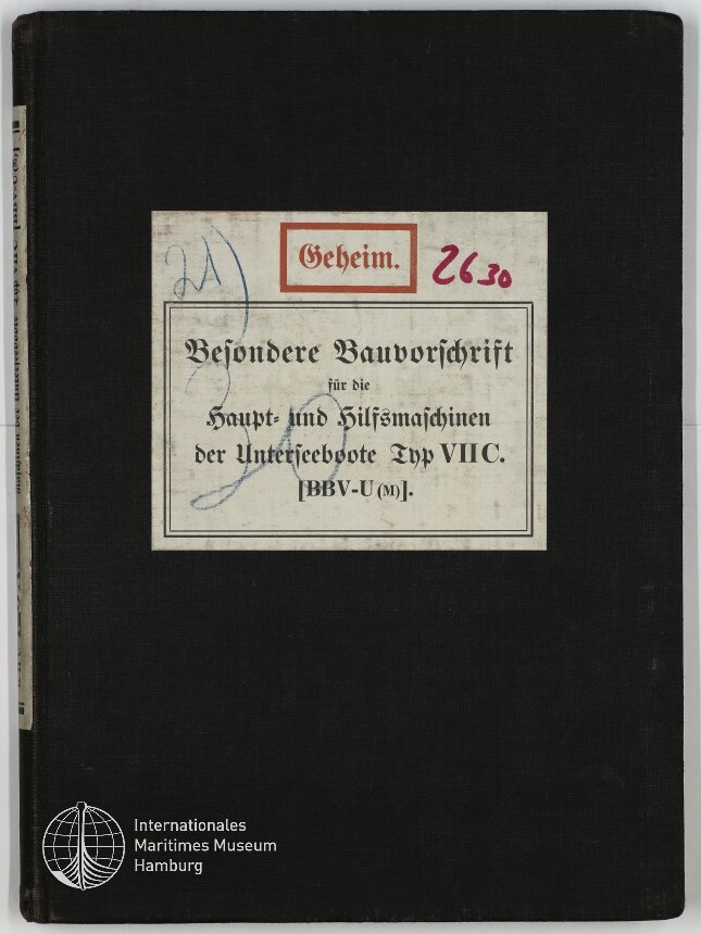 Schwarzer Hardcover-Band mit mittig aufgeklebtetem weißem Etikett, oben in rotem Rahmen das Wort Geheim., darunter in Frakturschrift der Titel Besondere Bauvorschrift für die Haupt- und Hilfsmaschinen der Unterseeboote Typ VIIC, handschriftliche rote Ziffern 26 30 und blaue Kringel; unten links Museumssignet Internationales Maritimes Museum Hamburg.