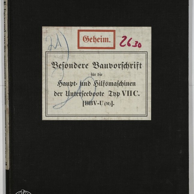 Schwarzer Hardcover-Band mit mittig aufgeklebtetem weißem Etikett, oben in rotem Rahmen das Wort Geheim., darunter in Frakturschrift der Titel Besondere Bauvorschrift für die Haupt- und Hilfsmaschinen der Unterseeboote Typ VIIC, handschriftliche rote Ziffern 26 30 und blaue Kringel; unten links Museumssignet Internationales Maritimes Museum Hamburg.