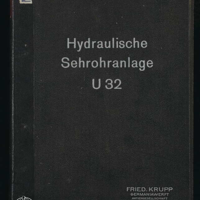 Schwarzer Buch-Einband mit weißer Titelaufschrift „Hydraulische Sehrohranlage U 32“, Herstellerangabe ‚Fried. Krupp Germaniawerft Aktiengesellschaft Kiel-Gaarden‘ und Museumssignet des Internationalen Maritimen Museums Hamburg.