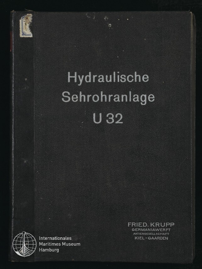Schwarzer Buch-Einband mit weißer Titelaufschrift „Hydraulische Sehrohranlage U 32“, Herstellerangabe ‚Fried. Krupp Germaniawerft Aktiengesellschaft Kiel-Gaarden‘ und Museumssignet des Internationalen Maritimen Museums Hamburg.