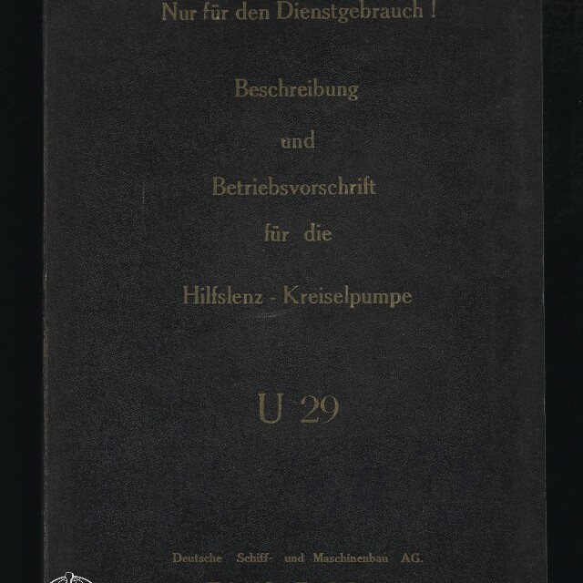 Schwarzer Buchdeckel mit goldener Prägung: ‚Nur für den Dienstgebrauch! Beschreibung und Betriebsvorschrift für die Hilfslenz‑Kreiselpumpe U 29‘, Verlegerangabe ‚Deutsche Schiff‑ und Maschinenbau AG‘ und Jahreszahl 1936; Museumslogo unten links.
