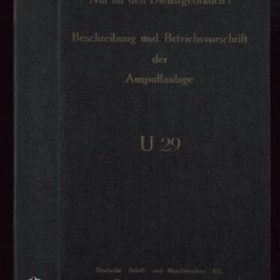 Dunkler Buchdeckel mit goldener Prägung: „Nur für den Dienstgebrauch! Beschreibung und Betriebsvorschrift der Auspuffanlage U 29“, Verlagshinweis und Jahreszahl 1936 sowie weißes Logo des Internationalen Maritimen Museums Hamburg unten links.