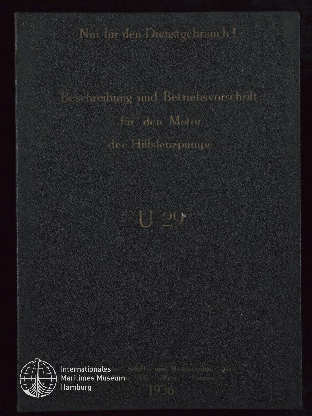 Dunkelgrünes bis schwarzes Leineneinband-Cover eines Diensthandbuchs mit goldfarbener Schrift ‚Nur für den Dienstgebrauch! Beschreibung und Betriebsvorschrift für den Motor der Hilfslenzpumpe U 29‘, der Jahreszahl 1936 und dem Logo des Internationalen Maritimen Museums Hamburg unten links.
