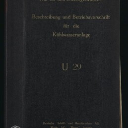 Schwarzes Lederhandbuch mit goldener Prägung: „Nur für den Dienstgebrauch! Beschreibung und Betriebsvorschrift für die Kühlwasseranlage U 29“, Jahr 1936 und Museum-Logo unten links.