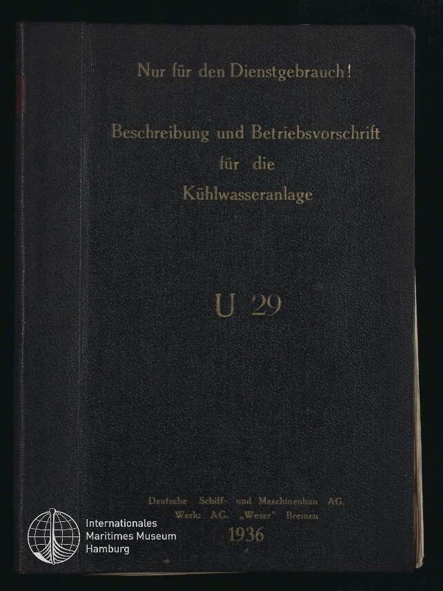 Schwarzes Lederhandbuch mit goldener Prägung: „Nur für den Dienstgebrauch! Beschreibung und Betriebsvorschrift für die Kühlwasseranlage U 29“, Jahr 1936 und Museum-Logo unten links.