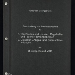 Schwarzes Hardcover-Deckblatt eines Diensthefts mit weißer deutscher Beschriftung oben Nur für den Dienstgebrauch, Titelangaben zu Tauchzellen, Diesel- und Abgasleitungen und der Zuordnung U-Boote Bauart VIIC, links drei sichtbare Metallschrauben und unten links das Logo des Internationalen Maritimen Museum Hamburg.
