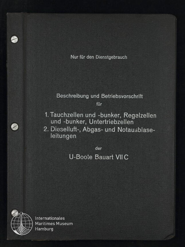 Schwarzes Hardcover-Deckblatt eines Diensthefts mit weißer deutscher Beschriftung oben Nur für den Dienstgebrauch, Titelangaben zu Tauchzellen, Diesel- und Abgasleitungen und der Zuordnung U-Boote Bauart VIIC, links drei sichtbare Metallschrauben und unten links das Logo des Internationalen Maritimen Museum Hamburg.
