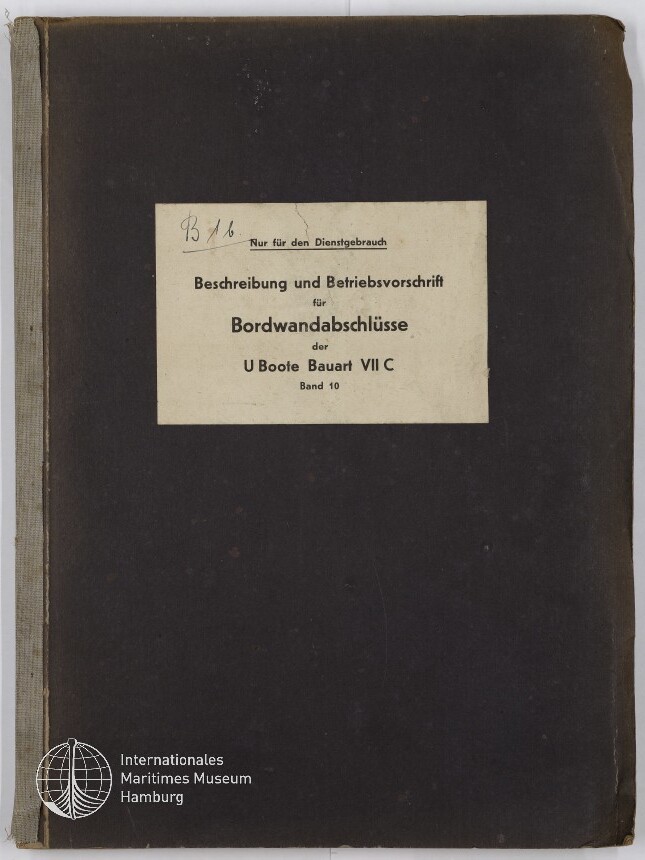 Schwarzer gebundener Ordner mit hellem Leinenrücken und abgenutzten Ecken, mittig ein beigefarbenes aufgeklebtetes Schild mit der Aufschrift Nur für den Dienstgebrauch — Beschreibung und Betriebsvorschrift für Bordwandabschlüsse der U Boote Bauart VII C Band 10, handschriftliche Notiz oben links und weißes Museum-Logo Internationales Maritimes Museum Hamburg unten links