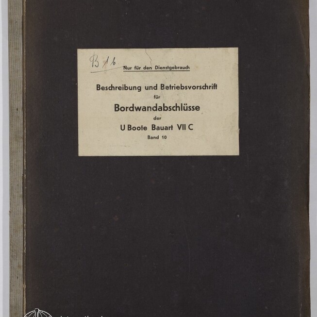 Schwarzer gebundener Ordner mit hellem Leinenrücken und abgenutzten Ecken, mittig ein beigefarbenes aufgeklebtetes Schild mit der Aufschrift Nur für den Dienstgebrauch — Beschreibung und Betriebsvorschrift für Bordwandabschlüsse der U Boote Bauart VII C Band 10, handschriftliche Notiz oben links und weißes Museum-Logo Internationales Maritimes Museum Hamburg unten links