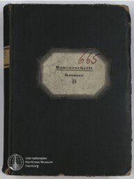 Schwarzer, abgenutzter Buchband mit cremefarbenem Etikett in der Mitte, darauf gedruckt ‚Bauvorschrift Kreuzer D‘ und handschriftliche rote Nummer ‚665‘, mit Logo des Internationalen Maritimen Museums Hamburg unten links.