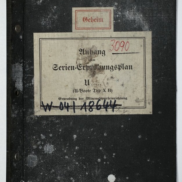 Schwarzes, abgenutztes Aktenheft mit aufgeklebtem kleinen Etikett 