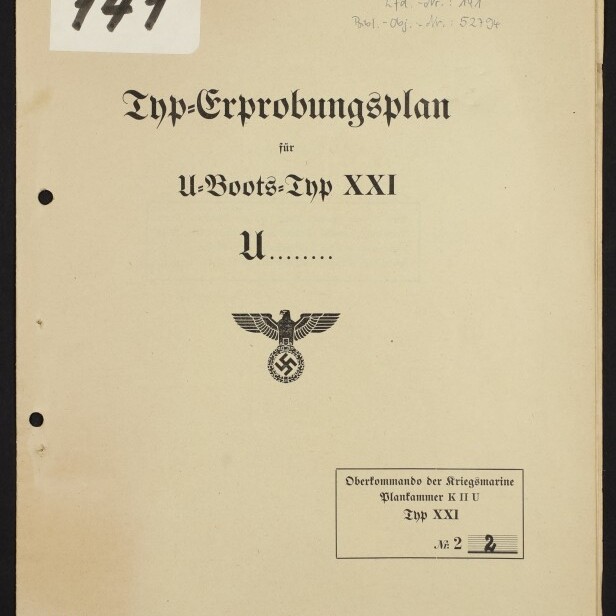 Titelseite eines deutschen Militärdokuments mit der Überschrift „Typ-Erprobungsplan für U‑Boots‑Typ XXI“, dem Wort „Geheim!“, dem Reichsadler mit Hakenkreuz, dem Aufdruck „Berlin, März 1944“ und einem weißen Aufkleber mit der Beschriftung „P.T. 141“.