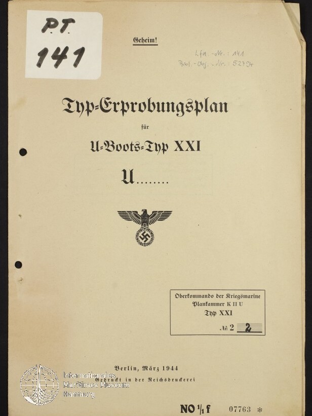 Titelseite eines deutschen Militärdokuments mit der Überschrift „Typ-Erprobungsplan für U‑Boots‑Typ XXI“, dem Wort „Geheim!“, dem Reichsadler mit Hakenkreuz, dem Aufdruck „Berlin, März 1944“ und einem weißen Aufkleber mit der Beschriftung „P.T. 141“.