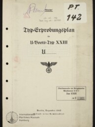 Titelseite eines deutschen Marine-Dokuments (Dezember 1943) mit der Überschrift „Typ-Erprobungsplan für U-Boots-Typ XXIII“, Hakenkreuz-Adler, handschriftlichen Vermerken, Stempel und einem Aufkleber mit der Beschriftung „P.T. 142“, links gelochter Rand.
