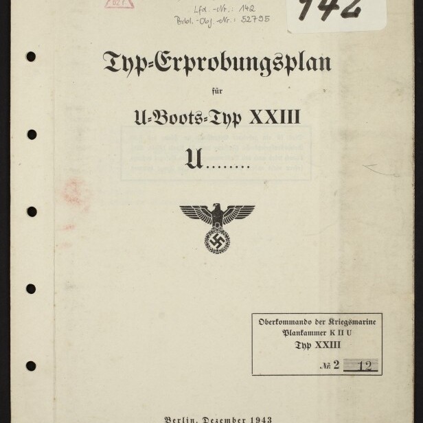 Titelseite eines deutschen Marine-Dokuments (Dezember 1943) mit der Überschrift „Typ-Erprobungsplan für U-Boots-Typ XXIII“, Hakenkreuz-Adler, handschriftlichen Vermerken, Stempel und einem Aufkleber mit der Beschriftung „P.T. 142“, links gelochter Rand.