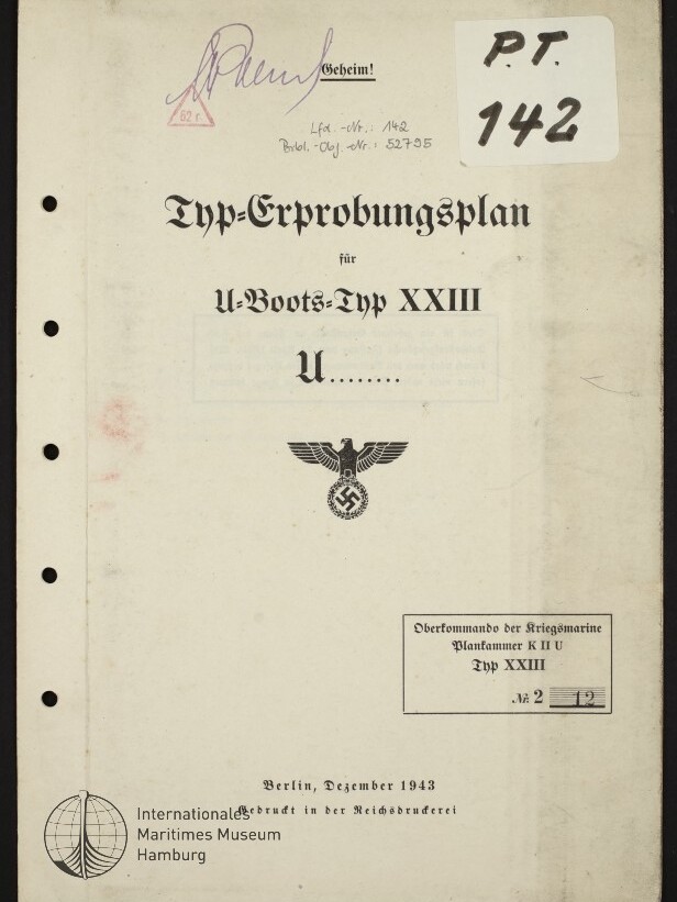 Titelseite eines deutschen Marine-Dokuments (Dezember 1943) mit der Überschrift „Typ-Erprobungsplan für U-Boots-Typ XXIII“, Hakenkreuz-Adler, handschriftlichen Vermerken, Stempel und einem Aufkleber mit der Beschriftung „P.T. 142“, links gelochter Rand.