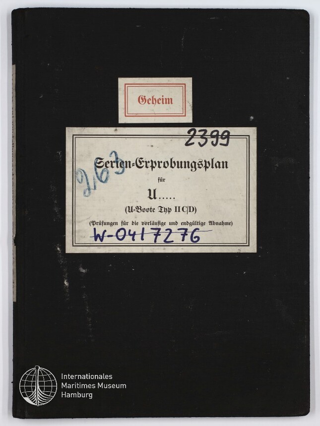 Schwarzes Buchcover mit einem kleinen roten Etikett 'Geheim' und einem großen Rahmenetikett mit dem Titel 'Serien-Erprobungsplan für U..... (U-Boote Typ II C/D)', versehen mit handschriftlichen Nummern, Stempeln und dem Logo des Internationalen Maritimen Museums Hamburg unten links.