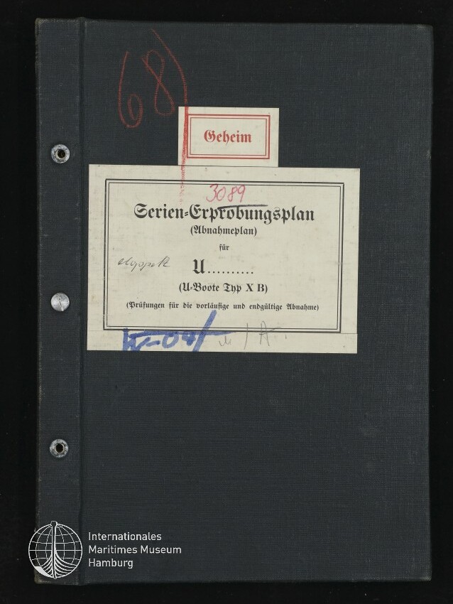 Dunkelgrauer Ordner mit mittig aufgeklebtetem weißen Etikett mit der Überschrift ‚Serien-Erprobungsplan (Abnahmeplan) für U... (U-Boote Typ X B)‘, kleinem roten Aufkleber ‚Geheim‘, roter Handschrift ‚68‘ oben links, zwei Metallösen am linken Rand und Museumslogo unten links.