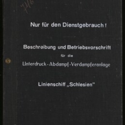 Schwarzer Leineneinband eines technischen Handbuchs mit weißen Druckzeilen: „Nur für den Dienstgebrauch! Beschreibung und Betriebsvorschrift für die Unterdruck‑Abdampf‑Verdampferanlage Linienschiff ‚Schlesien‘“, links zwei Messingschrauben und unten links das Logo des Internationalen Maritimen Museums Hamburg.