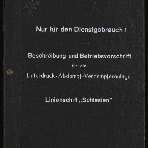 Schwarzer Leineneinband eines technischen Handbuchs mit weißen Druckzeilen: „Nur für den Dienstgebrauch! Beschreibung und Betriebsvorschrift für die Unterdruck‑Abdampf‑Verdampferanlage Linienschiff ‚Schlesien‘“, links zwei Messingschrauben und unten links das Logo des Internationalen Maritimen Museums Hamburg.