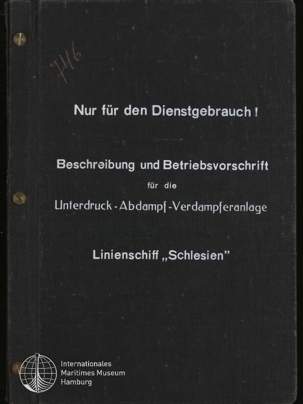 Schwarzer Leineneinband eines technischen Handbuchs mit weißen Druckzeilen: „Nur für den Dienstgebrauch! Beschreibung und Betriebsvorschrift für die Unterdruck‑Abdampf‑Verdampferanlage Linienschiff ‚Schlesien‘“, links zwei Messingschrauben und unten links das Logo des Internationalen Maritimen Museums Hamburg.
