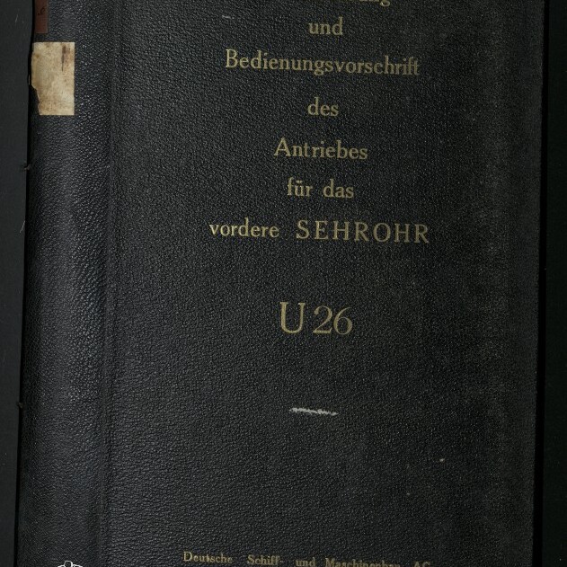 Schwarzer Leder‑ähnlicher Buchdeckel mit goldener deutscher Aufschrift: „Beschreibung und Bedienungsvorschrift des Antriebes für das vordere SEHROHR U26“, kleinem Verlagsangaben unten und Museumssignet in der linken unteren Ecke.