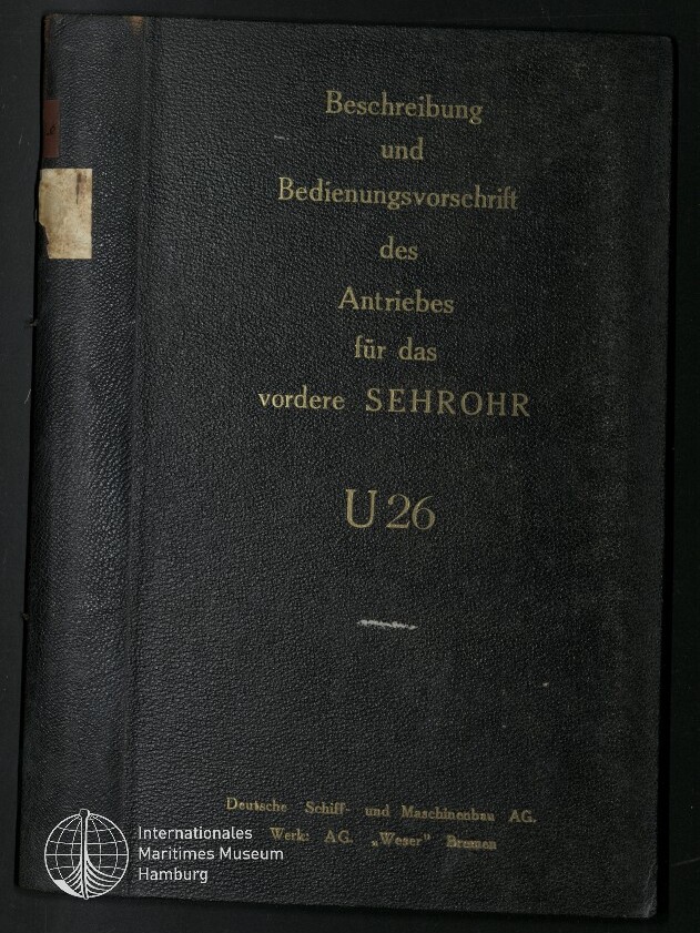 Schwarzer Leder‑ähnlicher Buchdeckel mit goldener deutscher Aufschrift: „Beschreibung und Bedienungsvorschrift des Antriebes für das vordere SEHROHR U26“, kleinem Verlagsangaben unten und Museumssignet in der linken unteren Ecke.