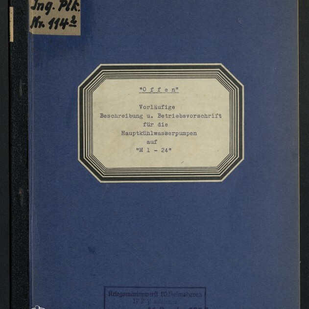 Blaues Heft mit mittigem weißem Etikett im gestuften Rahmen und getipptem deutschen Titel „Offen“ — Vorläufige Beschreibung und Betriebsvorschrift für die Hauptkühlwasserpumpen auf „M 1 - 24“; oben links kleines handbeschriftetes Etikett, unten Stempel und Signet des Internationalen Maritimen Museums Hamburg.