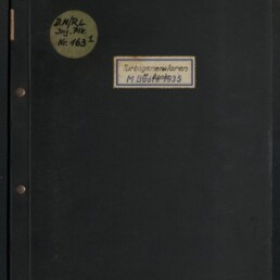 Schwarzes Ordner- bzw. Buchdeckel-Cover mit drei Metallösen am linken Rand, rundem handbeschriftetem Aufkleber oben links, rechteckigem Etikett mittig mit der Aufschrift „Turbogeneratoren“, weißer Kreideschrift „K45 Nr 5“ unten rechts und dem Logo des Internationalen Maritimen Museums Hamburg unten links.