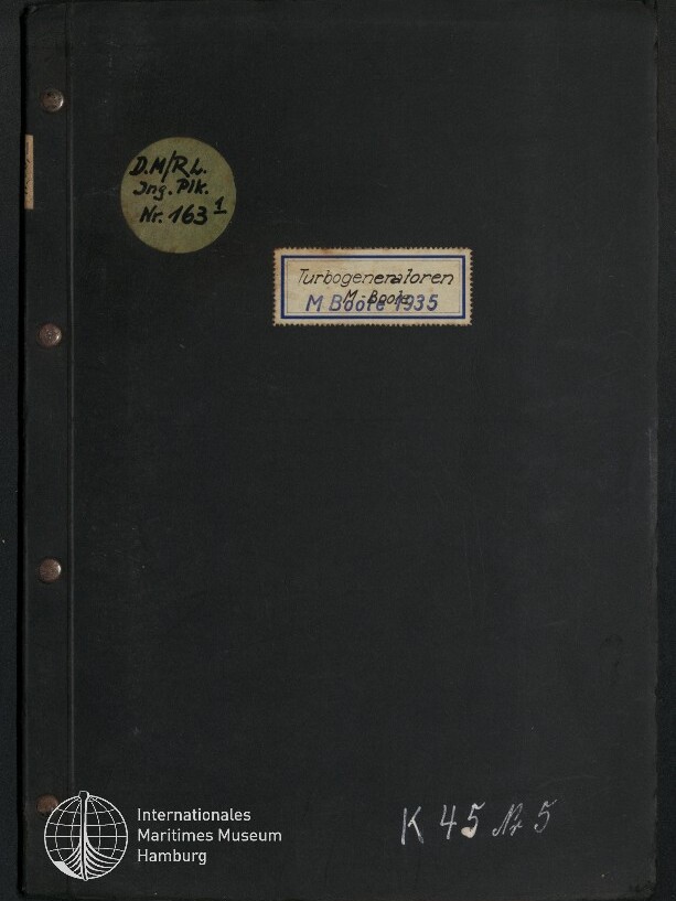 Schwarzes Ordner- bzw. Buchdeckel-Cover mit drei Metallösen am linken Rand, rundem handbeschriftetem Aufkleber oben links, rechteckigem Etikett mittig mit der Aufschrift „Turbogeneratoren“, weißer Kreideschrift „K45 Nr 5“ unten rechts und dem Logo des Internationalen Maritimen Museums Hamburg unten links.