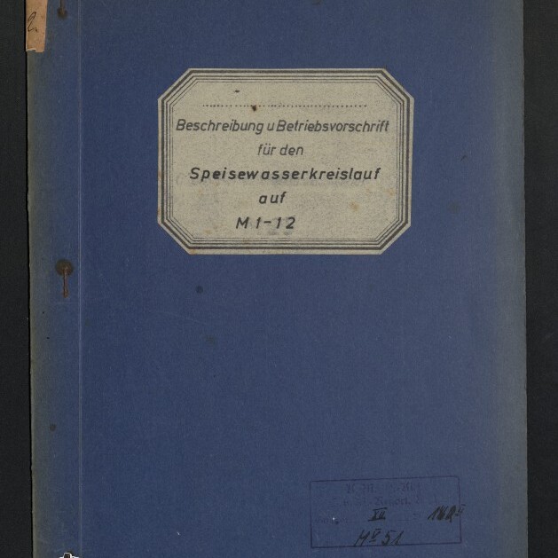 Blaues, leicht abgenutztes Heft mit einem zentralen, achtseitigen weißen Etikett mit der Aufschrift 